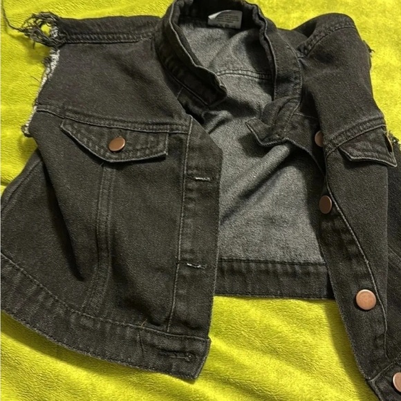 9 Piece Youth Girl Summer Bundle 3 Shorts, 4 tanks, 1 tee 1 Vest Disney, UA 7/8 - Picture 7 of 11